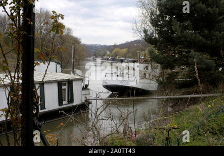 AJAXNETPHOTO. L'année 2006. PORT MARLY, FRANCE. - La SEINE À BOUGIVAL DU SUD VERS RIVRBANK PRÈS DU VILLAGE DE PORT MARLY. La zone était beaucoup fréquenté par les peintres impressionnistes du 19ème siècle, Camille PISSARRO, Alfred Sisley, Claude MONET ET D'AUTRES DU MOUVEMENT. MAURICE DE VLAMINCK fauve a également peint des scènes dans les environs.PHOTO:JONATHAN EASTLAND/AJAX REF:R60904 306 Banque D'Images