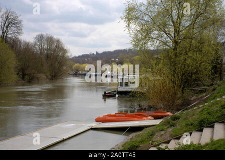 AJAXNETPHOTO. L'année 2006. PORT MARLY, FRANCE. - La SEINE À BOUGIVAL DU SUD VERS LE PORT MARLY ROWING CLUB. La zone a été fréquenté par les peintres impressionnistes Camille PISSARRO, Alfred Sisley, Claude MONET ET D'AUTRES DU 19ème siècle le mouvement. Artiste FAUVISTE Maurice de Vlaminck a également peint des scènes colorées dans les environs.PHOTO:JONATHAN EASTLAND/AJAX REF:R60904 309 Banque D'Images