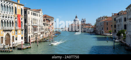 Vue panoramique à partir de pont de l'Académie sur le Grand Canal vers la Basilique Santa Maria della Salute Banque D'Images