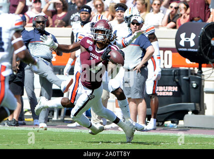 College Station, Texas, USA. Sep 21, 2019. Texas A&M Aggies wide receiver Kendrick Rogers (13) un chantier 30 col pendant le jeu entre l'Université d'Auburn Tigers et de l'Université Texas A&M Aggies à Kyle Field Stadium de College Station, TX. Auburn Tigers dirige le premier semestre contre Texas A&M Aggies, 14-3. Patrick Green/CSM/Alamy Live News Banque D'Images