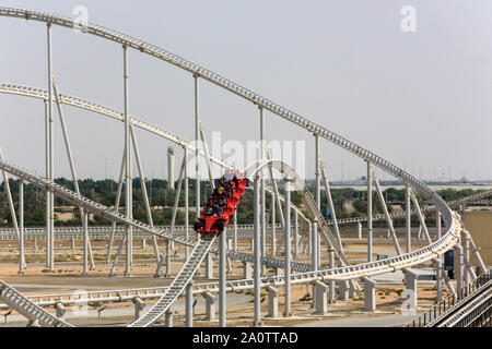 Zone de lancement. Le grand huit. Formule 'Rossa'. Montagnes russes lancées. Le Ferrari World. Parc à thème. 2010. Ile de Yas. Abou Dhabi. Banque D'Images