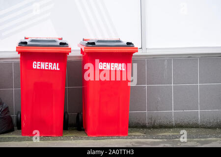 Recyclage des déchets en général dans des bacs rouges wheelie England UK à l'extérieur de l'hôpital Banque D'Images