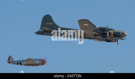 Cambridge, Cambridgeshire, Royaume-Uni. 21 septembre 2019. Week-end à thème des années 1940, de voler à Duxford IWM avec WW2 historique) et un vol de 15 Spitfire massés, commémorant le 50e anniversaire du film "Bataille d'Angleterre'. Image : démo par Republic P-47D Thunderbolt et Boeing B-17 Flying Fortress. Credit : Malcolm Park/Alamy Live News. Banque D'Images