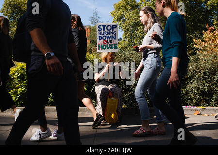 Londres, Royaume-Uni. Sep 20, 2019. Un manifestant de sièges avec une plaque sur l'extérieur de la rue Abingdon Chambres du Parlement au cours des manifestations.Des milliers participent à la première journée d'une semaine de grèves dans le monde "climat", une partie de la 'jeunes vendredi pour les mouvement populaire qui a été commencé par adolescente suédoise Greta Thunberg. À Londres, les organisateurs disent s'attendre à ce que plus de 2 400 ces démonstrations qui se tiendra du 27 septembre jusqu'à aujourd'hui dans ce qui est présenté comme une "Semaine mondiale pour l'avenir". C'est une semaine qui voit également le tout premier Sommet des jeunes pour le climat des Nations Unies, ainsi que la clim de l'ONU Banque D'Images