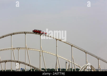 Zone de lancement. Le grand huit. Formule 'Rossa'. Montagnes russes lancées. Le Ferrari World. Parc à thème. 2010. Ile de Yas. Abou Dhabi. Banque D'Images