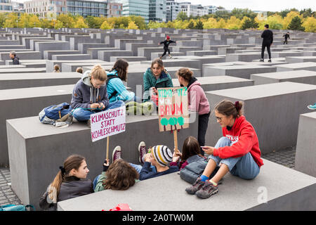 Berlin, Allemagne 20/09/2019 Un groupe de jeunes gens se rassemblent sur le Mémorial aux Juifs assassinés d'Europe quelques instants avant que le vendredi pour les futures demo Banque D'Images