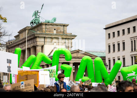 Berlin, Allemagne 20/09/2019 lettres gonflables épelant le mot VEGAN, introduit par PETA Allemagne à la démonstration pour les Vendredis Banque D'Images