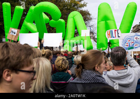 Berlin, Allemagne 20/09/2019 lettres gonflables épelant le mot VEGAN, introduit par PETA Allemagne à la démonstration pour les Vendredis Banque D'Images