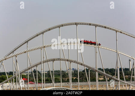 Zone de lancement. Le grand huit. Formule 'Rossa'. Montagnes russes lancées. Le Ferrari World. Parc à thème. 2010. Ile de Yas. Abou Dhabi. Banque D'Images