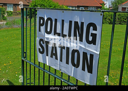 Les élections locales et de Westminster de scrutin dans une bibliothèque , bâtiment de l'Avenue Victoria, Grappenhall, Warrington, Cheshire, England, UK Banque D'Images