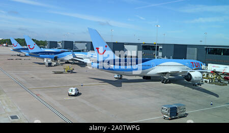 Maison de vacances avion groupe TUI, portes 106-108 - Manchester Ringway Airport, Grand Manchester, au nord ouest de l'Angleterre, Royaume-Uni Banque D'Images