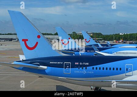 Trois avions de TUI Group - Manchester Ringway Airport, Greater Manchester, North West England, UK - 787-8 Dreamliner G-TUIE Banque D'Images