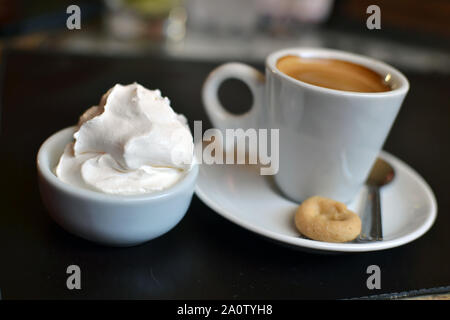 Café avec crème chantilly closeup Banque D'Images