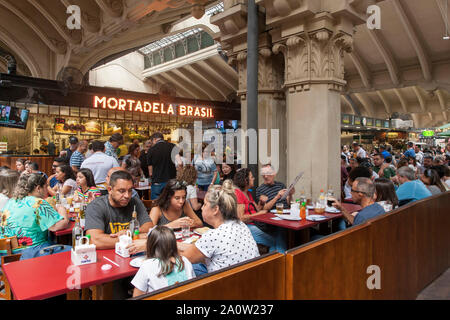 Les gens de manger dans un restaurant dans le marché municipal de São Paulo, à São Paulo, Brésil. Banque D'Images