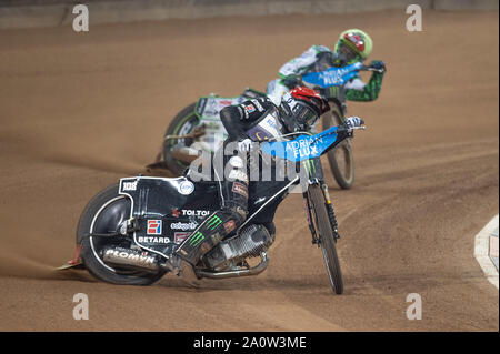 CARDIFF, WALES Tai Woffinden (rouge) conduit Charles Wright (jaune) au cours de l'ADRIAN FIM SPEEDWAY FLUX BRITISH GRAND PRIX de la Principauté Stadium, Cardiff le samedi 21 septembre 2019. (Crédit : Ian Charles | MI News) Credit : MI News & Sport /Alamy Live News Banque D'Images