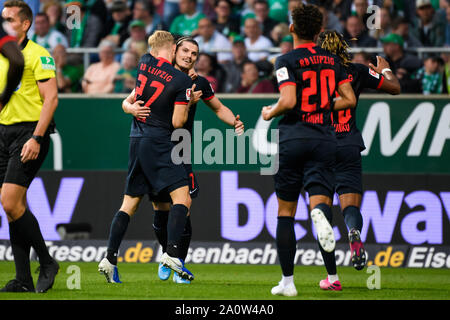 Brême, Allemagne. Sep 21, 2019. Marcel Sabitzer (2L) de Leipzig rend hommage à son score lors de la Bundesliga match de foot entre SV Werder de Brême et le RB Leipzig à Brême, Allemagne, le 21 septembre, 2019. Crédit : Kevin Voigt/Xinhua Banque D'Images