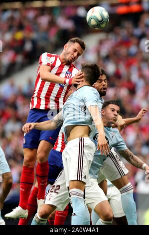 Madrid, Espagne. Sep 21, 2019. L'Atletico de Madrid Saul Niguez (haut) eddv pour un en-tête au cours d'un match de football ligue espagnole entre l'Atletico de Madrid et le Celta à Madrid, Espagne, le 21 septembre, 2019. Credit : Ai¤pitesiEdwardF Dehua.Peters/Xinhua/Alamy Live News Banque D'Images