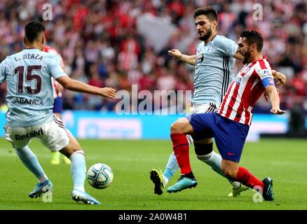 Madrid, Espagne. Sep 21, 2019. L'Atletico de Madrid Koke Resurreccion (R) fait concurrence au cours d'un match de football ligue espagnole entre l'Atletico de Madrid et le Celta à Madrid, Espagne, le 21 septembre, 2019. Credit : Ai¤pitesiEdwardF Dehua.Peters/Xinhua/Alamy Live News Banque D'Images