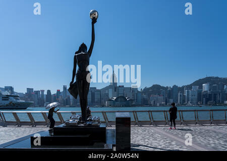 Hong Kong, Chine, Sep 21, 2019 : les touristes visitant l'Avenue de l'étoile du matin. L'avenue des étoiles est situé le long du port de Victoria dans Banque D'Images