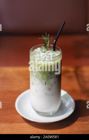 Iced matcha green tea latte, stock photo Banque D'Images