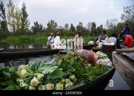 Srinagar, Inde. Sep 21, 2019. Un navire chargé avec des légumes sur le lac Dal à Srinagar restrictions au cours de la vie normale.reste perturbé pour la 47e journée en Vallée du Cachemire après l'abrogation de l'article 370 qui donne le statut spécial d'état. Credit : SOPA/Alamy Images Limited Live News Banque D'Images