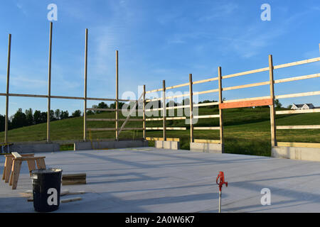 Grange en construction encadrée et remplir partiellement sur une ferme dans une région rurale Banque D'Images