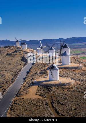 Château de Consuegra et moulins à vent vue aérienne avec ciel bleu dans La Mancha Espagne célèbre site de Don Quichotte panorama aérien Banque D'Images