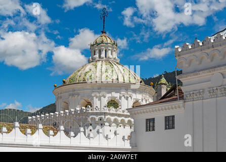 Les principales dôme de la Compania de Jesus église avec incrustation de carreaux de mosaïque verte, Quito, Équateur. Banque D'Images