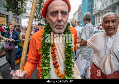 Madrid, Espagne. Sep 21, 2019. Hare Krisna de célébrations dans les rues du centre de Madrid dans l'avenue Gran Vía. (Photo par Alberto Sibaja/Pacific Press) Credit : Pacific Press Agency/Alamy Live News Banque D'Images