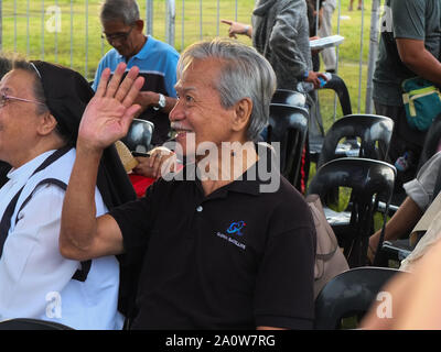 Manille, Philippines. 5e Jan, 2019. Ancien représentant Satur Ocampo.salue la foule lors de la manifestation.Des milliers de jeunes et d'étudiants mènent un large rassemblement multisectoriel à la tribune Quirino de Manille à la veille du 47e anniversaire de la commémoration de la déclaration de la loi martiale par le dictateur déchu Marcos. Divers groupes de la dictature du président Duterte. Credit : Josefiel Rivera SOPA/Images/ZUMA/Alamy Fil Live News Banque D'Images