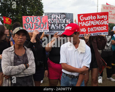 Manille, Philippines. 5e Jan, 2019. Les manifestants tiennent des affiches pendant la manifestation.Des milliers de jeunes et d'étudiants mènent un large rassemblement multisectoriel à la tribune Quirino de Manille à la veille du 47e anniversaire de la commémoration de la déclaration de la loi martiale par le dictateur déchu Marcos. Divers groupes de la dictature du président Duterte. Credit : Josefiel Rivera SOPA/Images/ZUMA/Alamy Fil Live News Banque D'Images