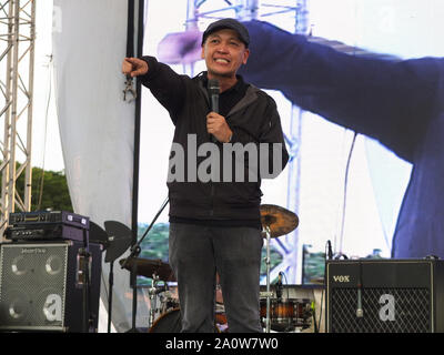 Manille, Philippines. 5e Jan, 2019. Bayan Secrétaire général Renato Reyes adresse la foule pendant la manifestation.Des milliers de jeunes et d'étudiants mènent un large rassemblement multisectoriel à la tribune Quirino de Manille à la veille du 47e anniversaire de la commémoration de la déclaration de la loi martiale par le dictateur déchu Marcos. Divers groupes de la dictature du président Duterte. Credit : Josefiel Rivera SOPA/Images/ZUMA/Alamy Fil Live News Banque D'Images