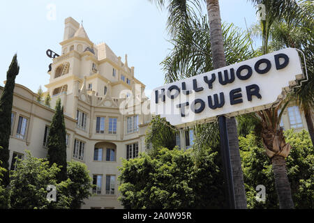 Los Angeles, CA / USA - juin 8, 2016 : l'historique Hollywood Tower apartment building, ouvert en 1929 et connu pour ses faux style normand, est indiqué. Banque D'Images