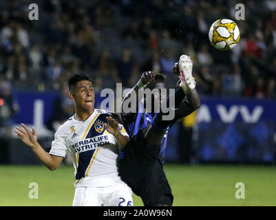 Los Angeles, Californie, USA. Sep 21, 2019. Le milieu de la Galaxy Efrain Alvarez (26) et l'Impact de Montréal defender Bacary Sagna (33) vie de la balle pendant le 2019 Major League Soccer (MLS) Concordance entre la galaxie et l'Impact de Montréal dans la région de Carson, en Californie, le 21 septembre 2019. Ringo : crédit Chiu/ZUMA/Alamy Fil Live News Banque D'Images