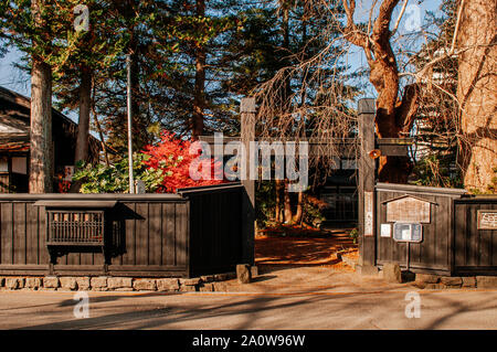 DEC 3, 2018, JAPON - Kakunodate Kakunodate ville célèbre Samouraï vieux Edo vintage maison de village gate avec pin. Akita, région du Tohoku Banque D'Images