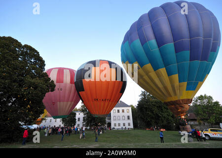 Radesin, République tchèque. Sep 21, 2019. L'usine de ballons Kubicek ballons présente, réalisés dans les années 1980 dans l'ancienne Tchécoslovaquie.Kubicek Balloons a été fondé en 1991 par Ales Kubicek, le concepteur de la première République tchèque moderne ballon à air chaud, réalisé en 1983 en club Aviatik à Brno. Avant de fonder sa propre société Ales Kubicek fait plusieurs ballons sous les ailes de l'entreprise Aerotechnik Kunovice. Tout de suite après la Révolution de velours, avec beaucoup d'expérience de la fabrication de ballons, il a commencé sa propre entreprise de fabrication plus légers que l'air.Kubicek Balloons Banque D'Images