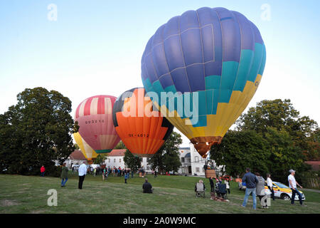 Radesin, République tchèque. Sep 21, 2019. L'usine de ballons Kubicek ballons présente, réalisés dans les années 1980 dans l'ancienne Tchécoslovaquie.Kubicek Balloons a été fondé en 1991 par Ales Kubicek, le concepteur de la première République tchèque moderne ballon à air chaud, réalisé en 1983 en club Aviatik à Brno. Avant de fonder sa propre société Ales Kubicek fait plusieurs ballons sous les ailes de l'entreprise Aerotechnik Kunovice. Tout de suite après la Révolution de velours, avec beaucoup d'expérience de la fabrication de ballons, il a commencé sa propre entreprise de fabrication plus légers que l'air.Kubicek Balloons Banque D'Images