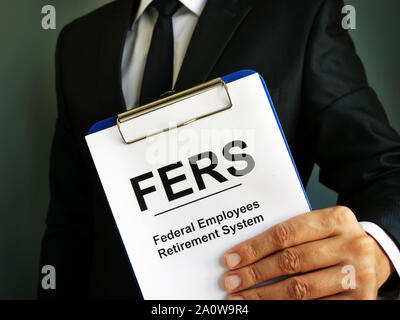 L'homme détient le régime de retraite des employés fédéraux FERS. Banque D'Images