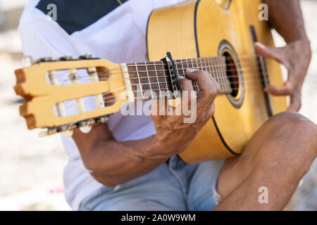 Musicien jouant de la guitare espagnole de Flamenco à Grenade.. Banque D'Images