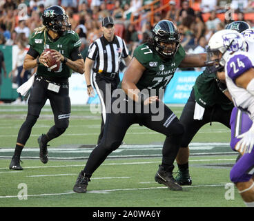 21 septembre 2019 - Hawaii Rainbow Warriors offensive ligne Alesana Sunia # 77 blocs pour Hawaii Rainbow Warriors quarterback Cole McDonald # 13 pendant le jeu entre l'Hawaii Rainbow Warriors et le Central Arkansas porte à l'Aloha Stadium d'Honolulu, HI - Michael Sullivan/CSM Banque D'Images