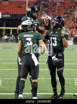 21 septembre 2019 - Hawaii Rainbow Warriors wide receiver JoJo quartier no 9 célèbre une 5 verges avec Hawaii Rainbow Warriors quarterback Cole McDonald # 13 et Hawaii Rainbow Warriors wide receiver Jason-Matthew Sharsh # 3 pendant le jeu entre l'Hawaii Rainbow Warriors et le Central Arkansas porte à l'Aloha Stadium d'Honolulu, HI - Michael Sullivan/CSM Banque D'Images