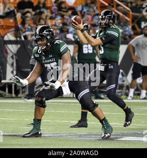21 septembre 2019 - Hawaii Rainbow Warriors offensive ligne Ilm Manning # 75 protège Hawaii Rainbow Warriors quarterback Cole McDonald # 13 pendant le jeu entre l'Hawaii Rainbow Warriors et le Central Arkansas porte à l'Aloha Stadium d'Honolulu, HI - Michael Sullivan/CSM Banque D'Images