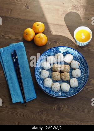 Cuisine traditionnelle coréenne gâteau au riz gluant et sucrée à la citrouille sikhye, boisson à la citrouille Banque D'Images