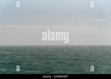 Plate-forme pétrolière de la mer du Nord à l'horizon dans une mer brumeuse Banque D'Images