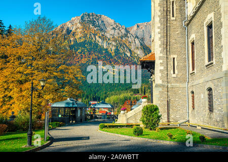 Bien connu et touristique de déplacement. Palais Cantacuzino et promenade dans l'arrière-cour et jardin cafe. Magnifique vue panoramique sur les montagnes de Bucegi et Cant Banque D'Images