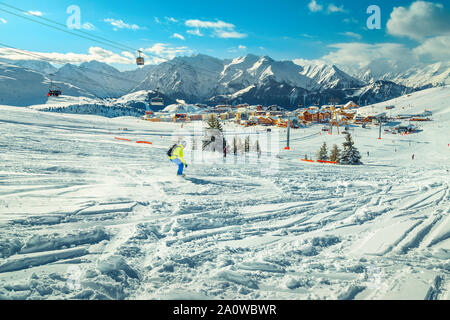 Skieurs sur les pistes de ski hors piste dans les Alpes après blizzard. Skieur Freeride ski dans la poudreuse fraîche, Alpe d Huez, France, Europe Banque D'Images