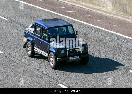 2003 Land Rover Defender 110 TD5 de comté ; UK le trafic de véhicules, transports, voitures, moderne, vers le sud sur la voie 3 de l'autoroute M6. Banque D'Images