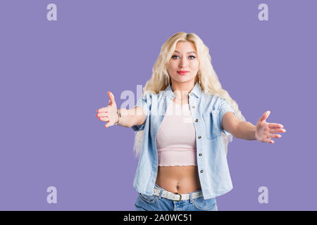 Happy young casual woman reaching out ses bras pour vous embrasser. Concept d'amour Banque D'Images