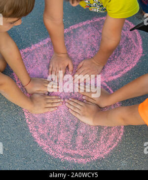 Des dessins d'enfants sur l'asphalte avec de la craie. Focus sélectif. nature. Banque D'Images