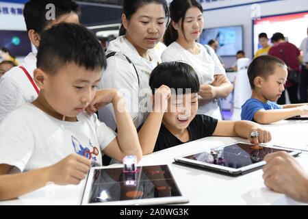 Hefei, Chine, Anhui Province. Sep 21, 2019. Les enfants font l'expérience d'une programmation intelligente robot éducatif au cours de la fabrication mondiale 2019 Convention à Hefei, Chine de l'est l'Anhui Province, 21 septembre 2019. Credit : Zhang Duan/Xinhua/Alamy Live News Banque D'Images